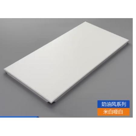 入口吊顶	2.4*7.2m	PVC吊顶，灯